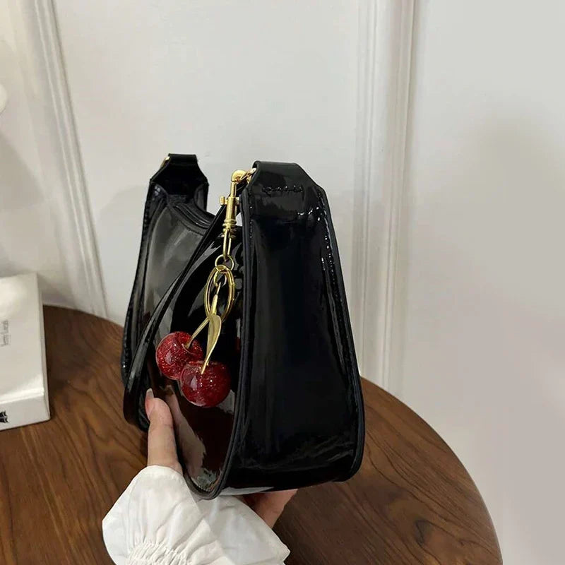 Bolso Cherry Gloss – Elegancia y Brillo para Cada Ocasión