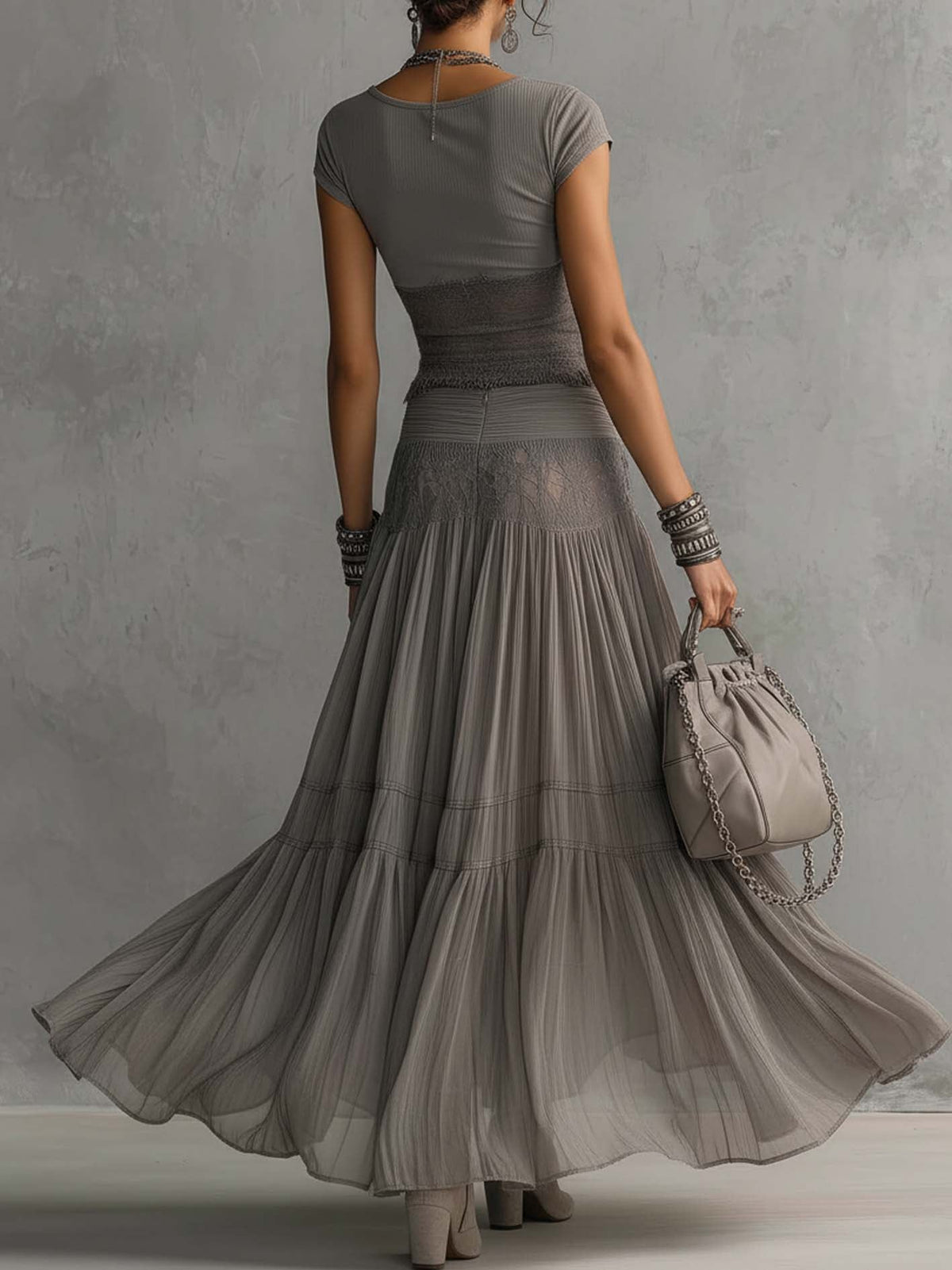 Elena | Elegante conjunto con top de paneles de encaje y falda larga plisada