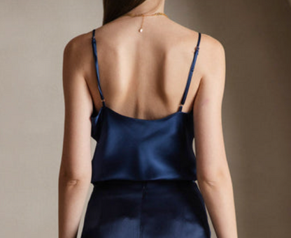 Top camisola con cuello en V, tirantes finos y seda pura