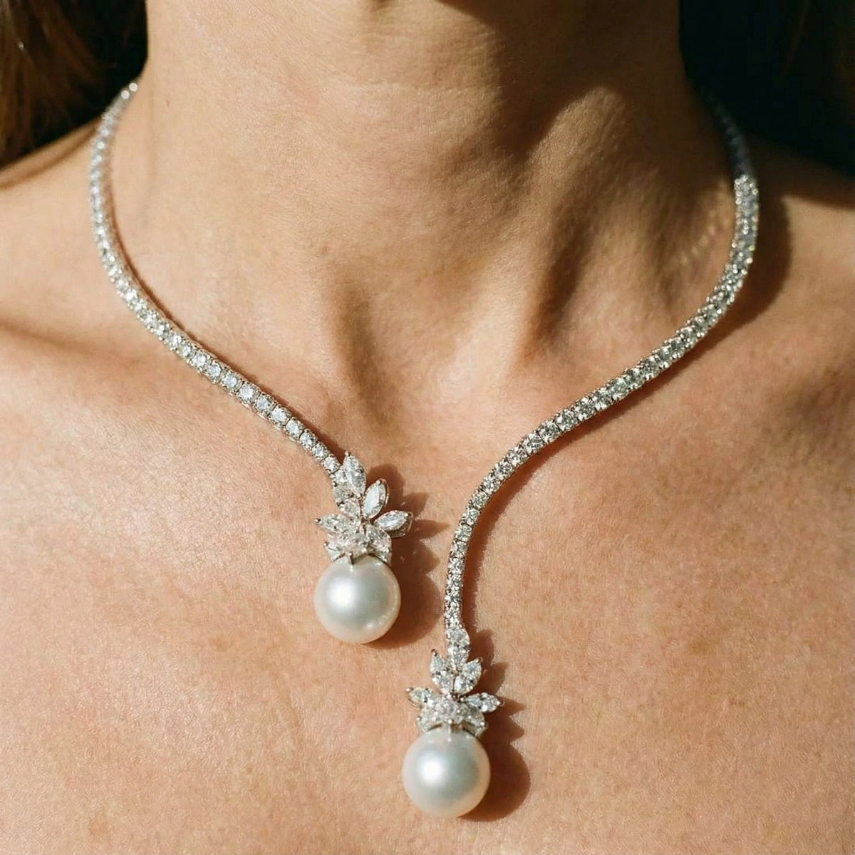 Collar de Perlas Elegante y Brillante con Acabado en Plata