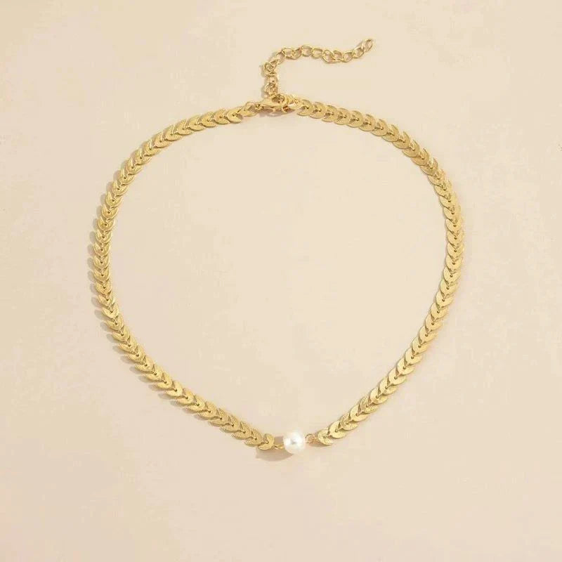 Elegante collar griego dorado con perla
