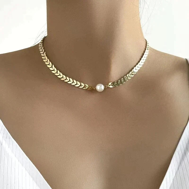 Elegante collar griego dorado con perla