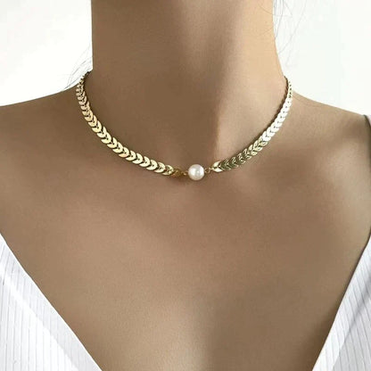 Elegante collar griego dorado con perla