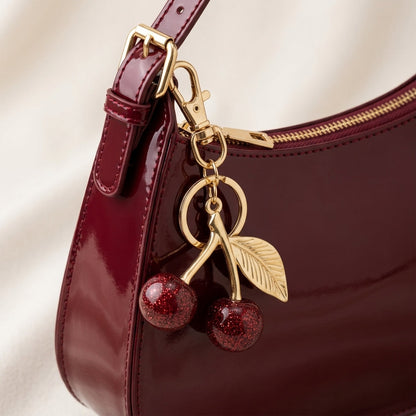 Bolso Cherry Gloss – Elegancia y Brillo para Cada Ocasión