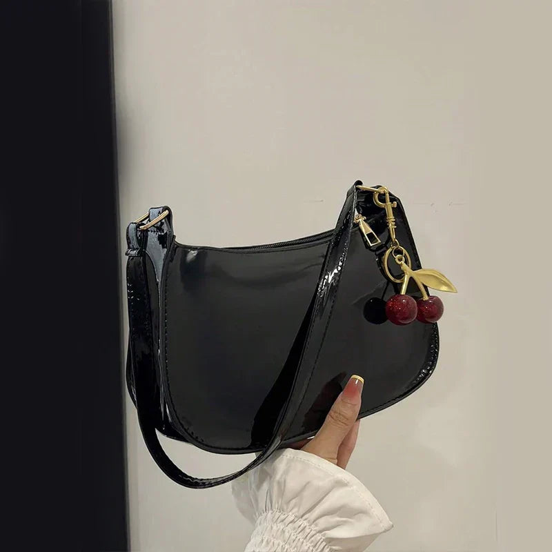 Bolso Cherry Gloss – Elegancia y Brillo para Cada Ocasión