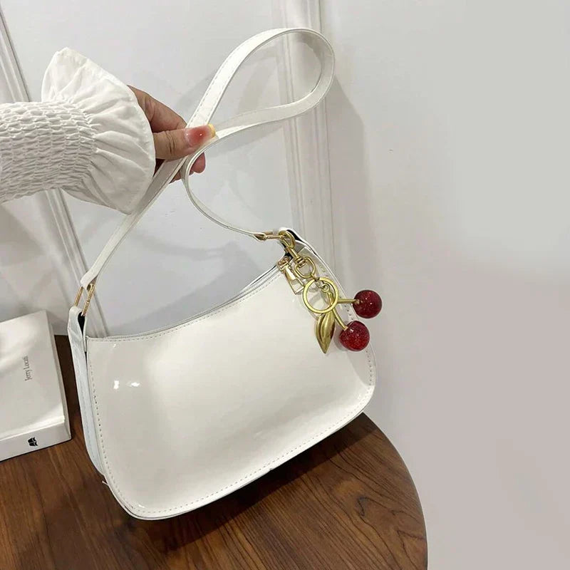 Bolso Cherry Gloss – Elegancia y Brillo para Cada Ocasión