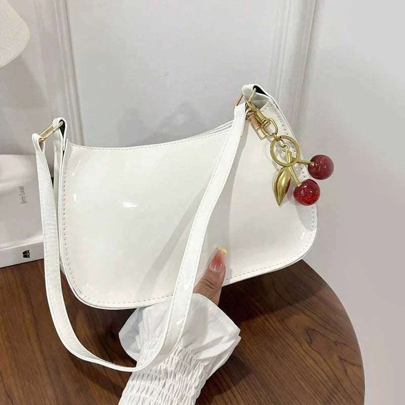 Bolso Cherry Gloss – Elegancia y Brillo para Cada Ocasión