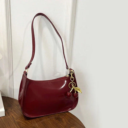Bolso Cherry Gloss – Elegancia y Brillo para Cada Ocasión
