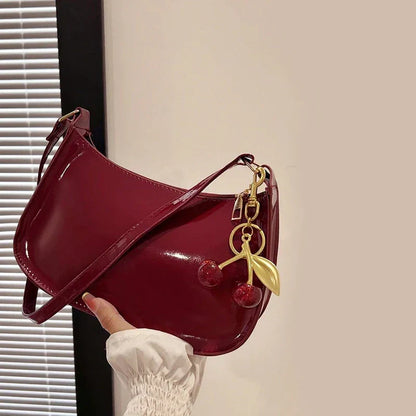 Bolso Cherry Gloss – Elegancia y Brillo para Cada Ocasión