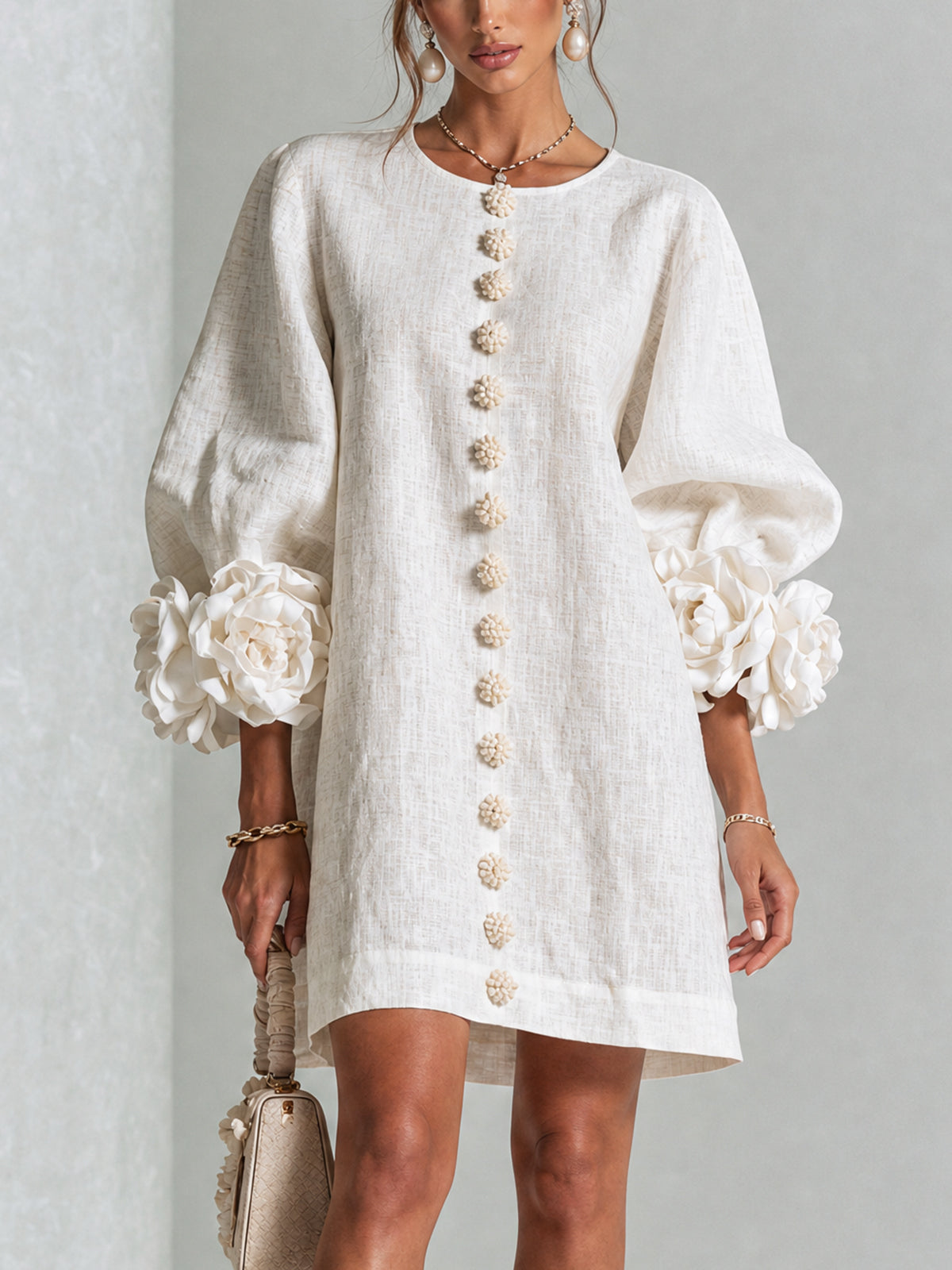 Minivestido blanco con botones florales y espectaculares mangas de inspiración floral