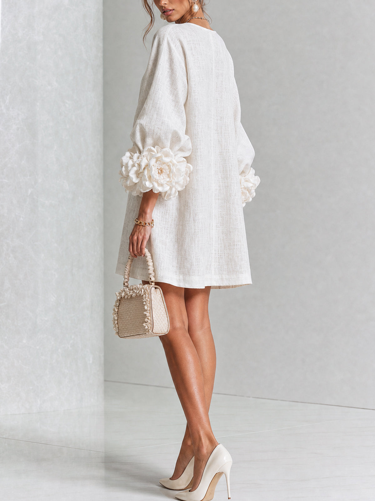 Minivestido blanco con botones florales y espectaculares mangas de inspiración floral