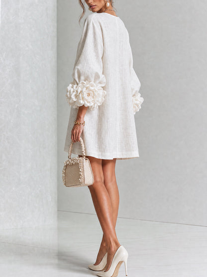 Minivestido blanco con botones florales y espectaculares mangas de inspiración floral