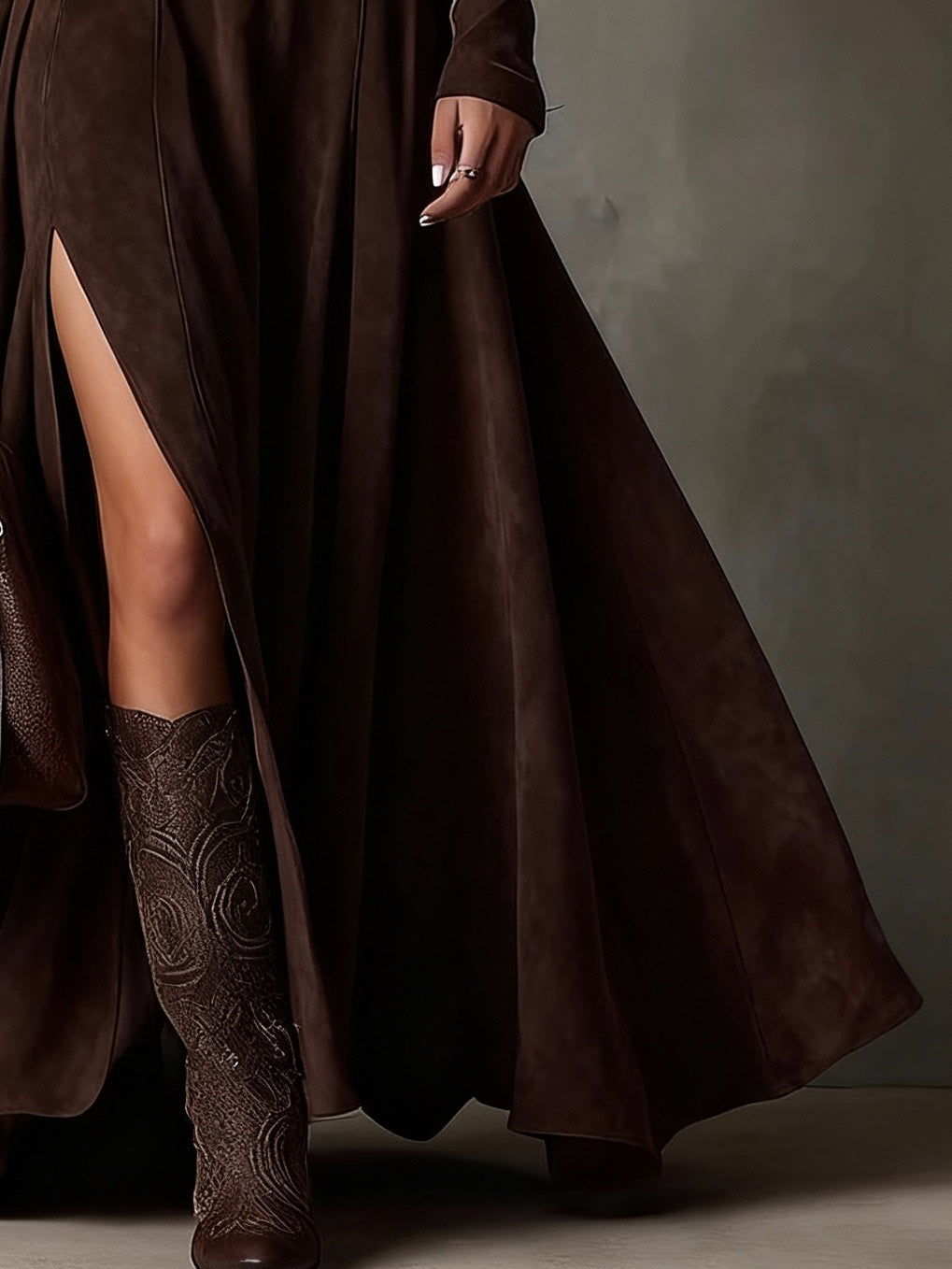 Vestido de Ante Sintético con Cuello Alto, Manga Larga y Elegante Abertura, Incluye Cinturón