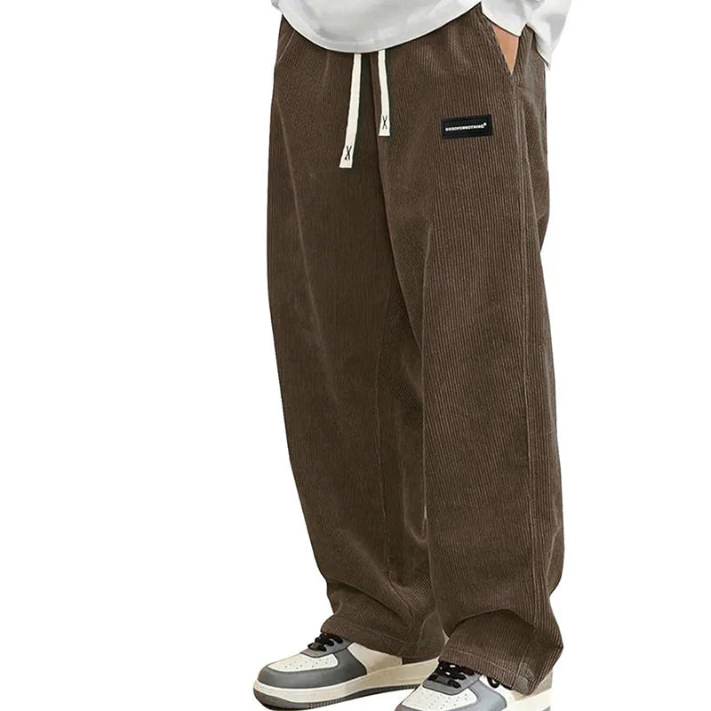 Pantalones de hombre con corte holgado, cordón y bolsillos.